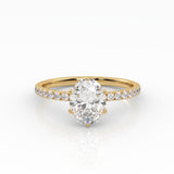 Ovaali Solitaire-sormus kruunuistutuksella ja sivukivillä