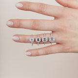 Emerald Solitaire-sormus halolla ja sivukivillä