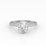 Ovaali Solitaire-sormus kruunuistutuksella ja sivukivillä