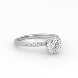 Pyöreä Solitaire-sormus kruunuistutuksella ja sivukivillä