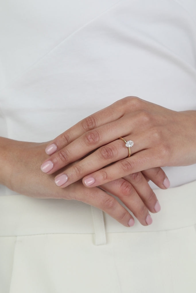 Video of the KARAAT Oval Six Prong Solitaire in 18k yellow gold with a 1ct center stone, capturing its brilliant sparkle.