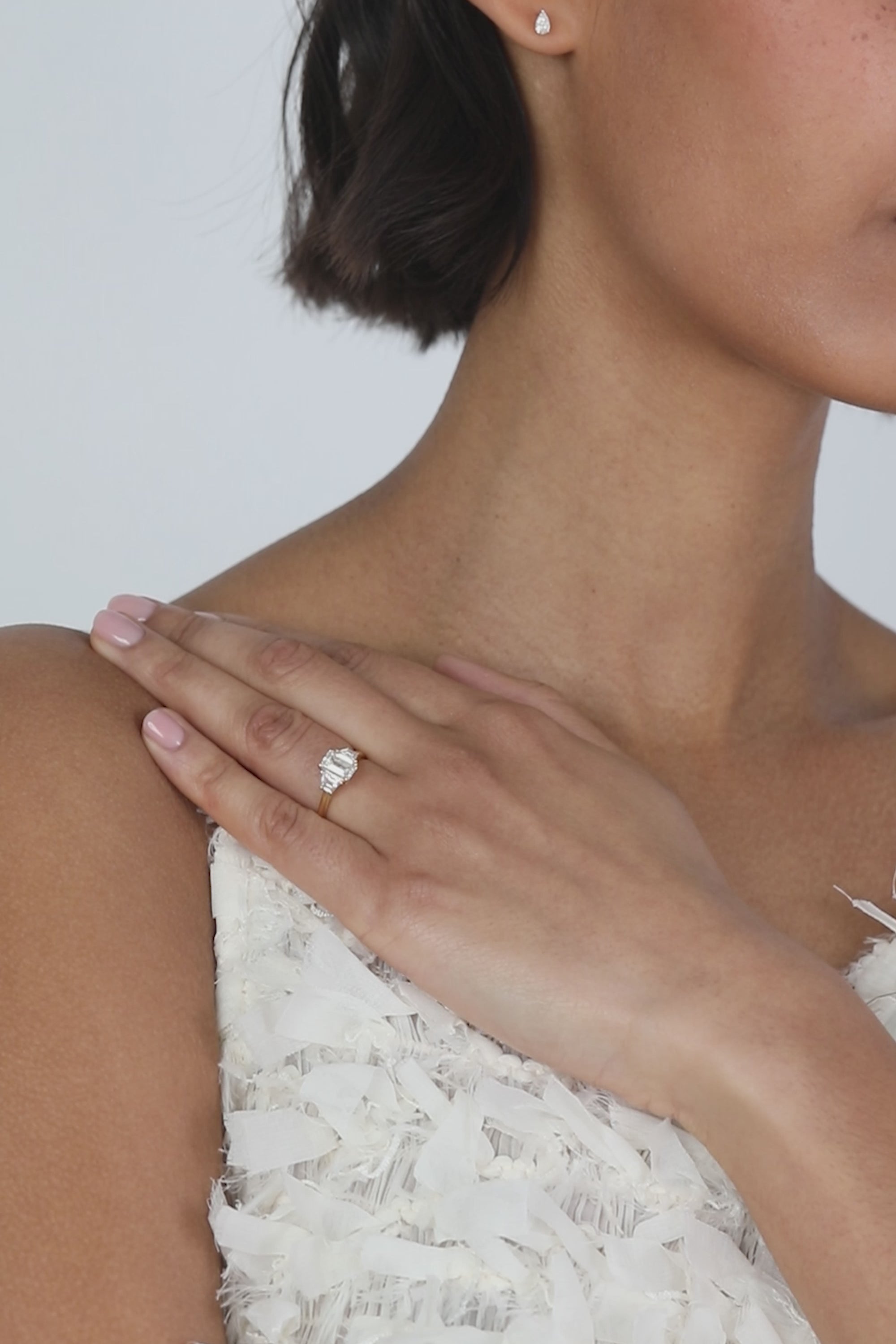 Movement video of the KARAAT Emerald Trilogy ring in 18k rose gold, showcasing the brilliance of the emerald- and trapezoid-cut stones.