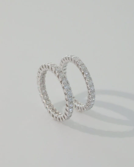 Perfect wedding band or everyday diamond ring, made of sustainable lab-grown diamonds and 18k solid gold.