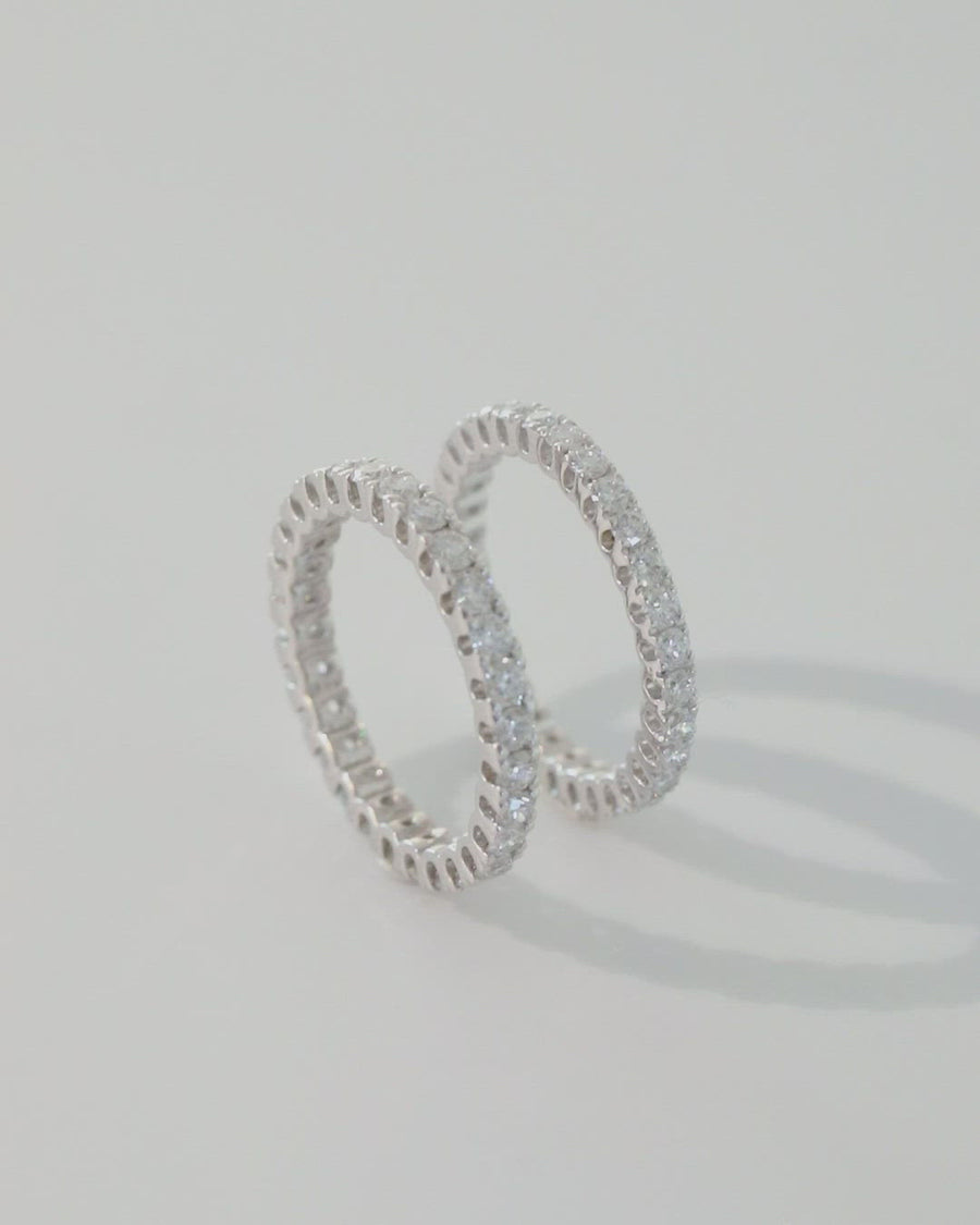 Perfect wedding band or everyday diamond ring, made of sustainable lab-grown diamonds and 18k solid gold.