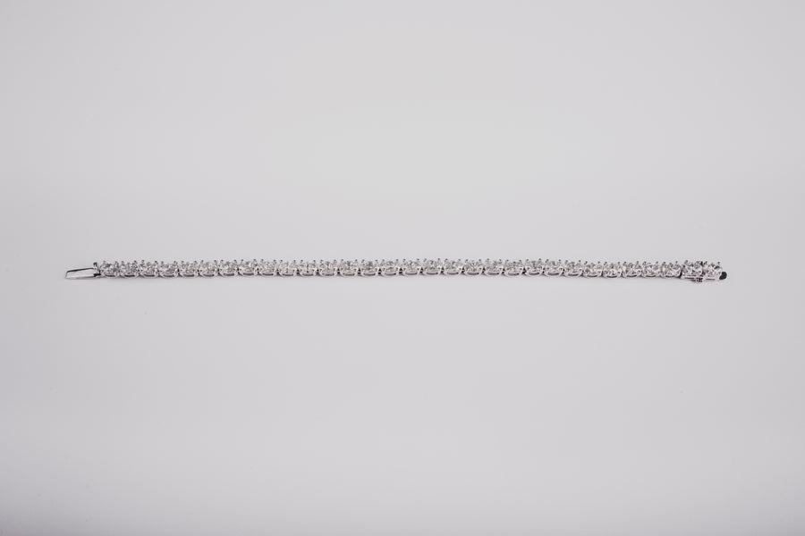 Stunning diamond bracelet, made of ethical lab-grown diamonds and recycled solid gold. 