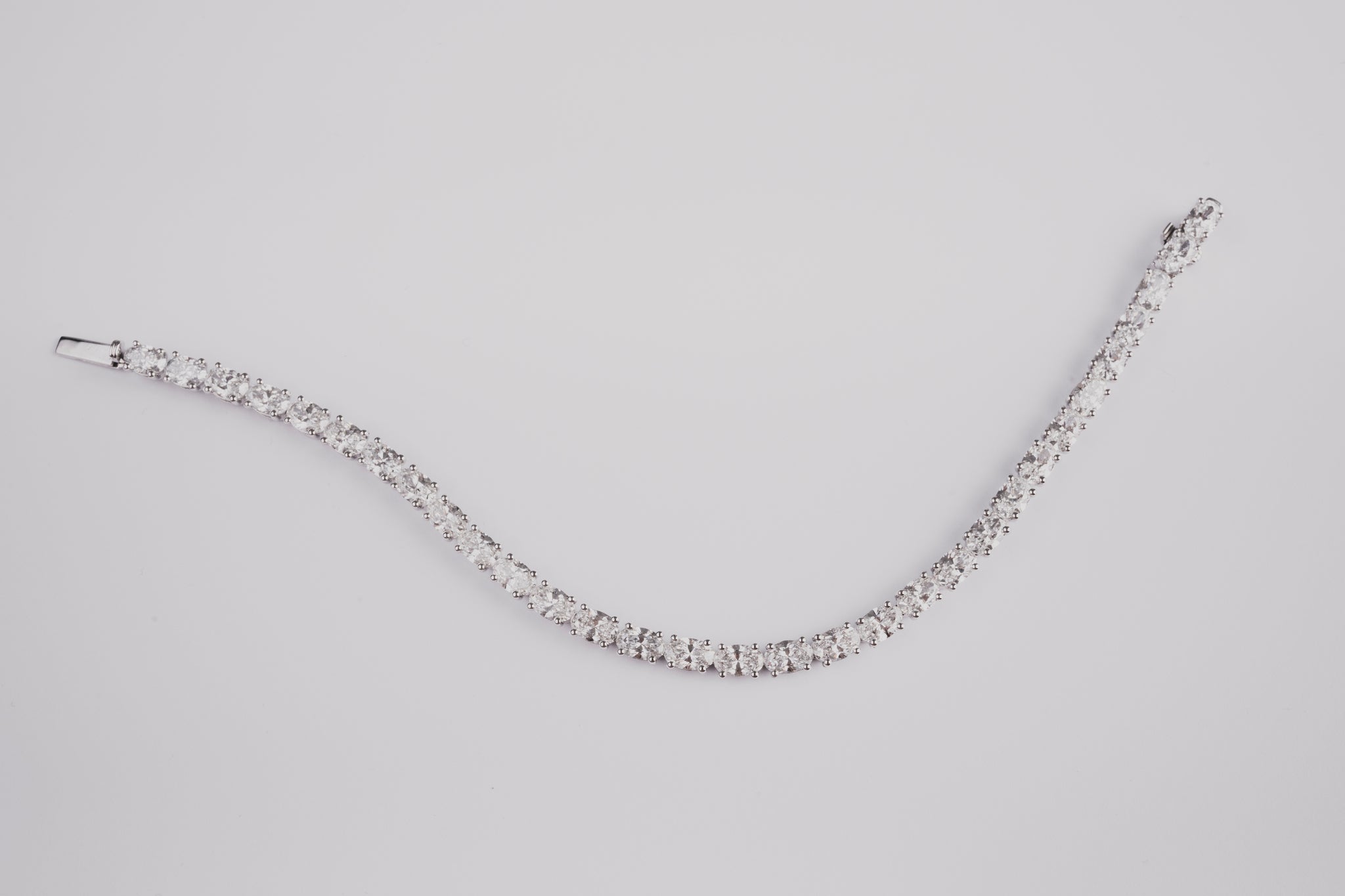 Luxurious Tennis Bracelet, made of high-quality lab-grown diamonds and 18k solid gold.
