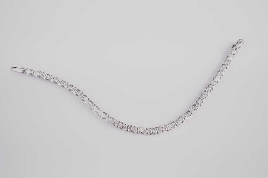 Luxurious Tennis Bracelet, made of high-quality lab-grown diamonds and 18k solid gold.
