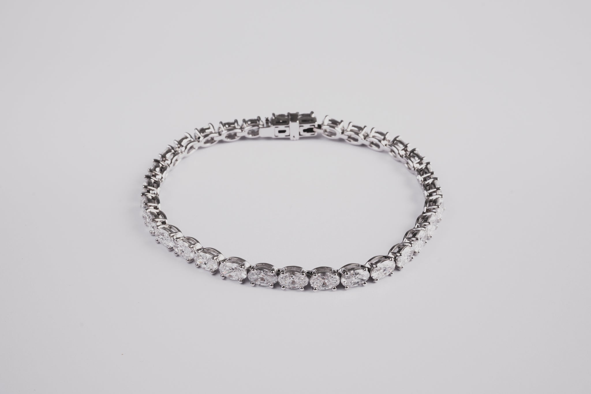 Luxurious Oval Tennis Bracelet, made of sustainable lab-grown diamonds and 18k solid gold - for both special occasions and everyday wear. 