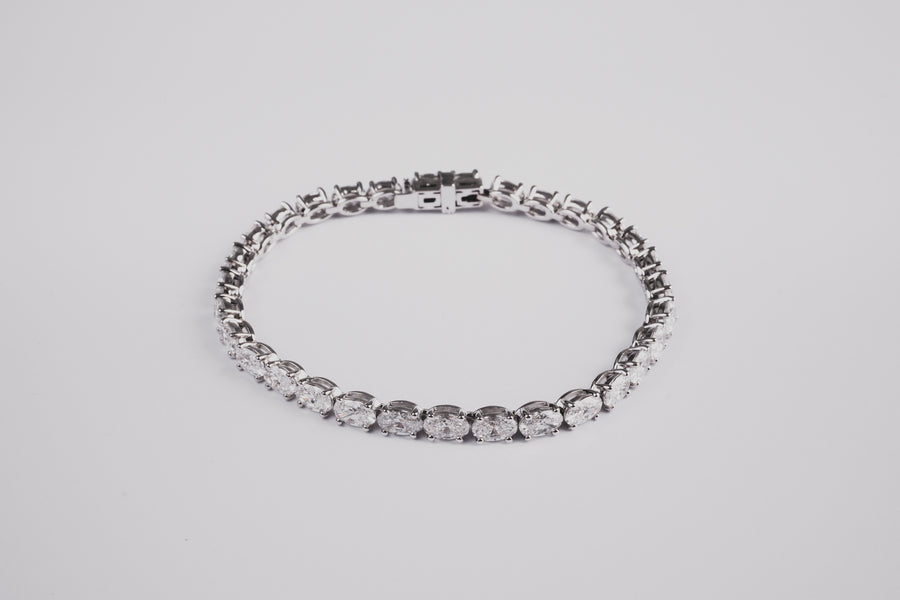 Luxurious Oval Tennis Bracelet, made of sustainable lab-grown diamonds and 18k solid gold - for both special occasions and everyday wear. 