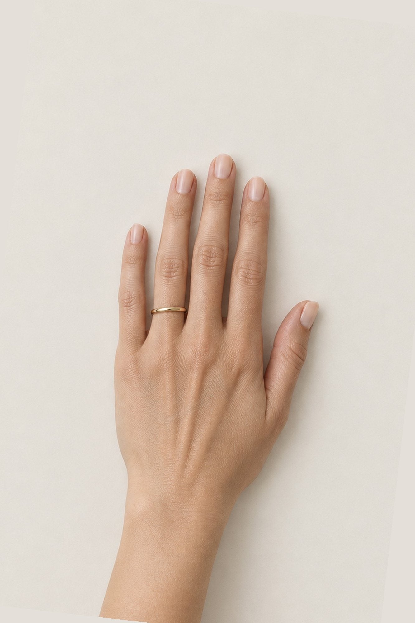 Käsi, jossa solitaire-sormus
